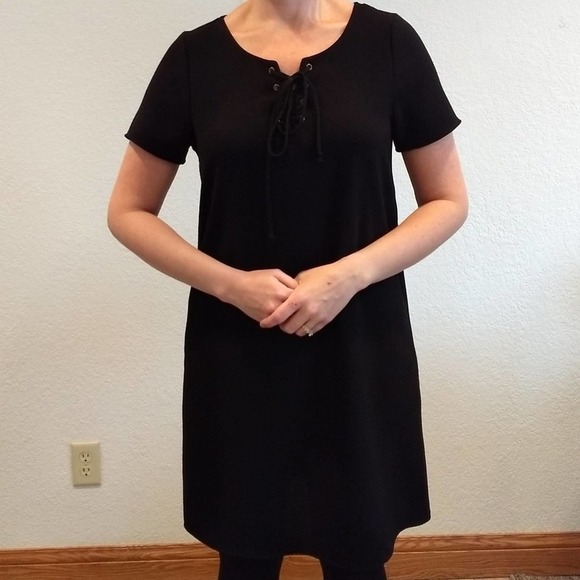 EVERLY | Lace-Up Shift Dress - Picture 4 of 6